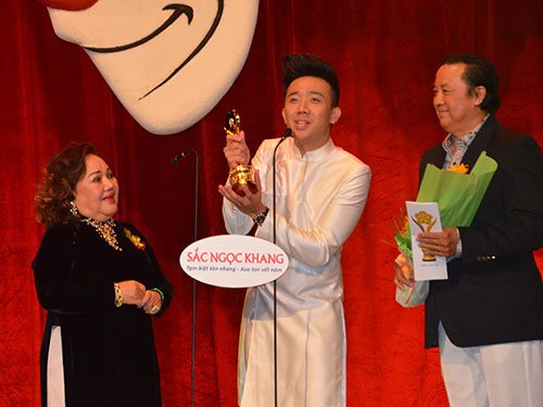 Trấn Thành nhận cúp tại lễ trao Giải Mai Vàng